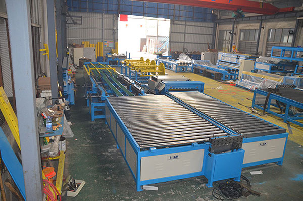 Auto duct making machine