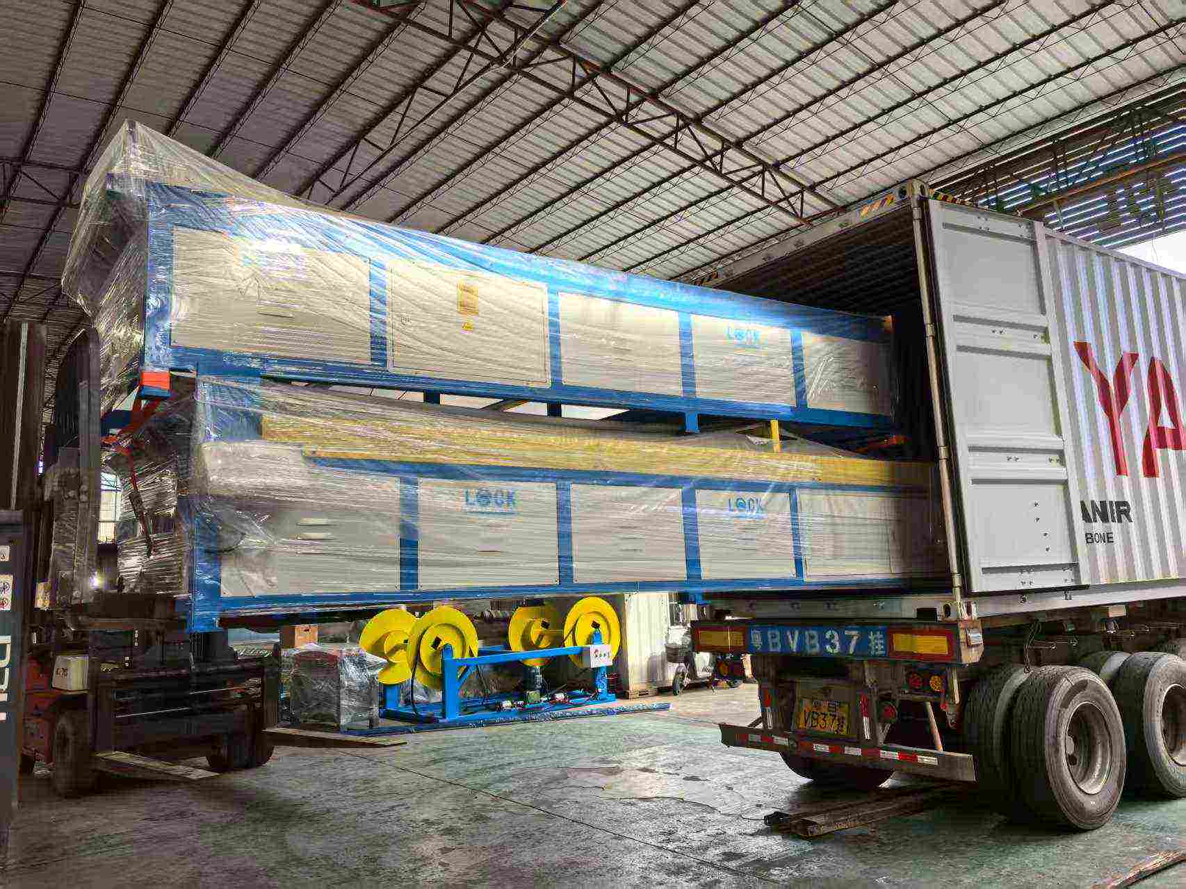 Great!!A complete set of square and round pipe production line shipped to Egypt