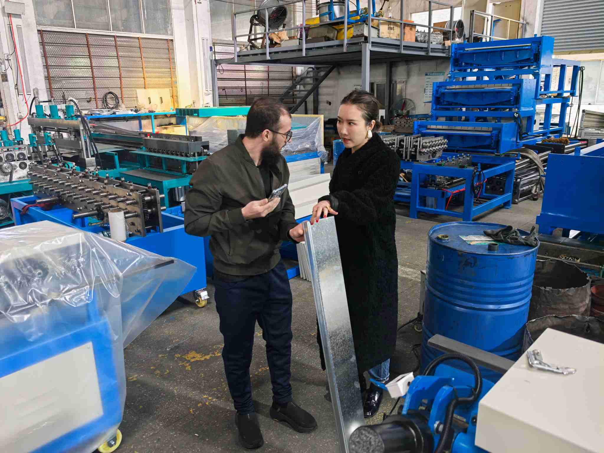 Warm welcome to our first customer of the new year to visit our factory.