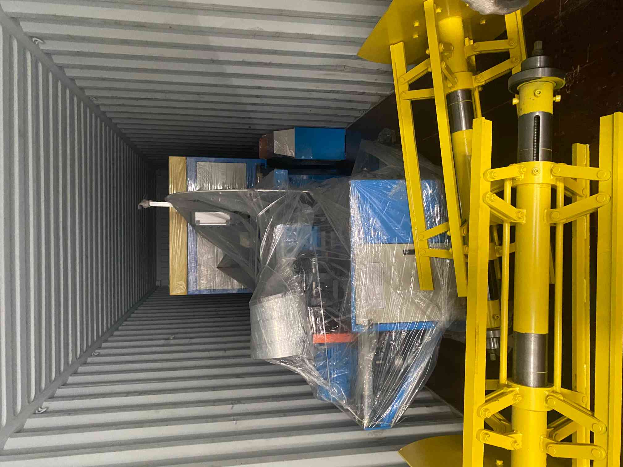 LOCK-Auto duct line VII, Angle iron flange punching machine, corner making machine, lock former, spiral duct machine and four guns welding machine are beening sent to our clients