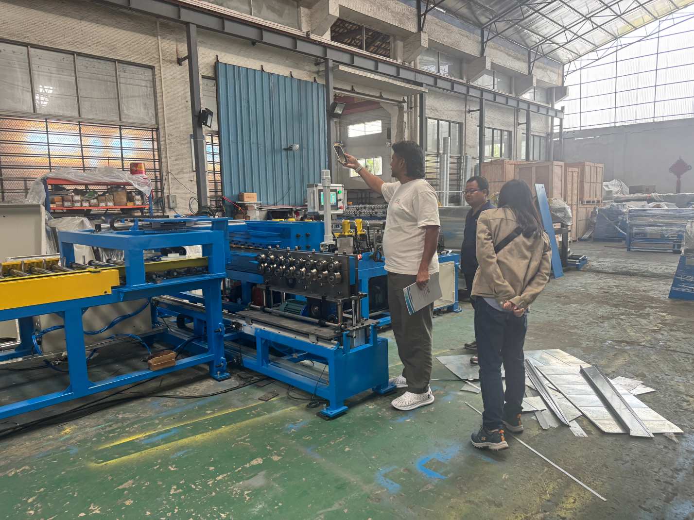 Welcome Singaporean friends to visit our factory